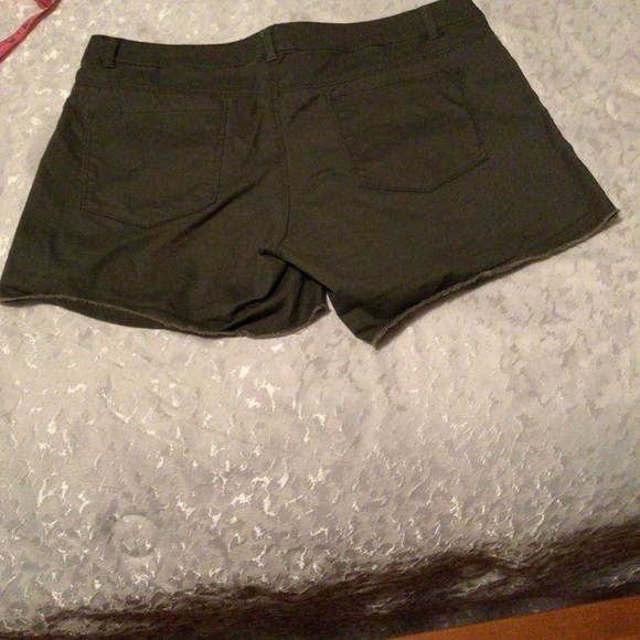H&M Army Green Short - Picture 2 of 6